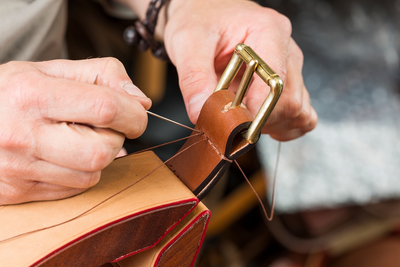 Process of making a leather belt with a low depth of field